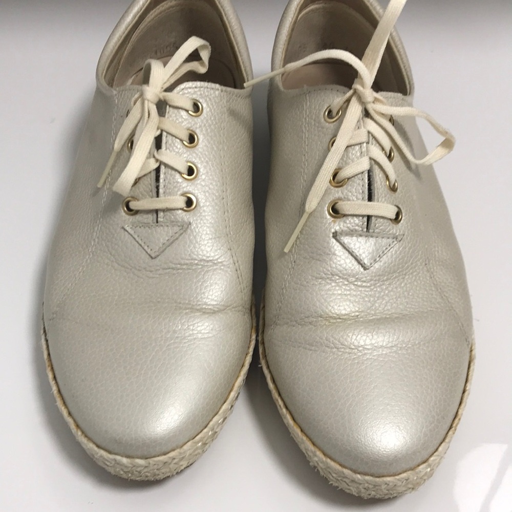 Leather pearl shoes